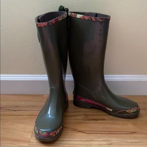 Olive green Sakroots rain boots